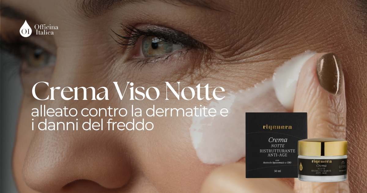 Immagine promozionale della Crema Viso Notte Rigenera di Officina Italica, con un focus su un'applicazione di crema su una pelle matura, accompagnata dal packaging del prodotto. Il testo evidenzia il ruolo della crema come alleato contro dermatite e danni del freddo.